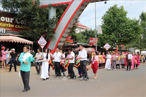 Các đoàn nghệ nhân quốc tế tại lễ hội. Ảnh: Ngọc Minh - TTXVN