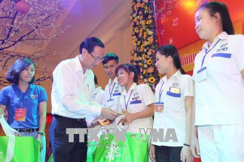 Phó Chủ tịch Thường trực UBND Thành phố Hồ Chí Minh Lê Thanh Liêm tặng quà Tết công nhân lao động tiêu biểu và công nhân có hoàn cảnh khó khăn không có điều kiện về quê đón Tết. Ảnh: Thanh Vũ-TTXVN