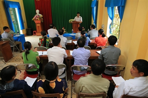 Một buổi họp dân bản bàn phương hướng phát triển kinh tế gia đình