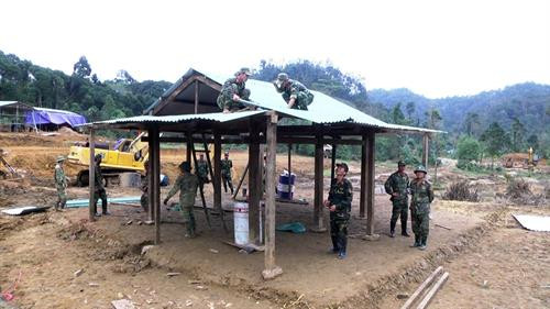 Bộ đội tham gia giúp dân dựng lại nhà. Ảnh: Nguyễn Sơn - TTXVN Bộ đội tham gia giúp dân dựng lại nhà. Ảnh: Nguyễn Sơn - TTXVN