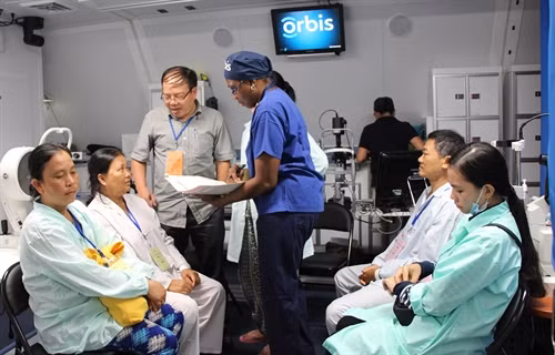 Các bác sĩ Bệnh viện bay của Orbis thăm khám cho các bệnh nhân mắc bệnh về mắt. Ảnh: Thanh Sang – TTXVN Các bác sĩ Bệnh viện bay của Orbis thăm khám cho các bệnh nhân mắc bệnh về mắt. Ảnh: Thanh Sang – TTXVN