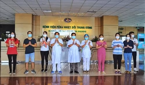 Các bác sĩ chúc mừng bệnh nhân được công bố khỏi bệnh ngày 14/5. Ảnh: Danh Lam - TTXVN