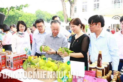 Trưng bày, giới thiệu các sản phẩm rau, thịt, nông sản an toàn ở Hà Nội. Ảnh: Thanh Tuyền