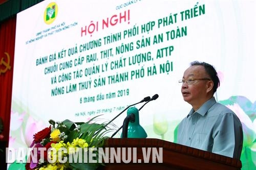 Hà Nội đẩy mạnh hoạt động xúc tiến thương mại, kết nối sản xuất với thành phố Hải Phòng góp phần tiêu thụ nông lâm thủy sản an toàn. Ảnh: Thanh Tuyền Phó Chủ tịch Thường trực Ủy ban Nhân dân thành phố Hà Nội Nguyễn Văn Sửu cho rằng, Hà Nội duy trì được các chuỗi cung ứng, bảo đảm sản lượng lương thực, thực phẩm tiêu thụ cho người tiêu dùng Thủ đô là nhờ sự tích cực của nhiều tổ chức, doanh nghiệp, hợp tác xã. Ảnh: Thanh Tuyền Trang trại Hoa Viên ở xã Yên Bình, huyện Thạch Thất mỗi năm cung cấp cho thị trường gần 1 vạn con lợn giống và hàng nghìn tấn lợn thương phẩm chất lượng cao. Ảnh: Thanh Tuyền Sản xuất nấm tại Công ty trách nhiệm hữu hạn xuất nhập khẩu Kinoko Thanh Cao không chỉ tạo ra nấm sạch, có giá trị dinh dưỡng cao mà còn giúp nâng cao thu nhập cho bà con nông dân sinh sống ở xã Đốc Tín, huyện Mỹ Đức (Hà Nội). Ảnh: Thanh Tuyền