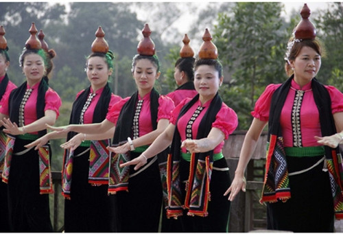 Chiếc khăn piêu thêu chỉ hồng ảnh 1