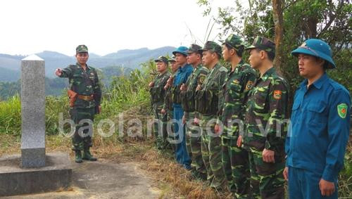 Cán bộ, chiến sỹ Đồn Biên phòng Bảo Lâm phối hợp với dân quân kiểm tra đường biên, cột mốc. Ảnh:baolangson.vn Cán bộ, chiến sỹ Đồn Biên phòng Bảo Lâm phối hợp với dân quân kiểm tra đường biên, cột mốc. Ảnh:baolangson.vn