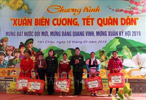 Tặng quà cho các gia đình chính sách, gia đình có hoàn cảnh đặc biệt khó khăn, các em học sinh nghèo vượt khó trên địa bàn xã Phiêng Khoài. Ảnh: Diệp Anh - TTXVN Tặng quà cho các gia đình chính sách, gia đình có hoàn cảnh đặc biệt khó khăn, các em học sinh nghèo vượt khó trên địa bàn xã Phiêng Khoài. Ảnh: Diệp Anh - TTXVN