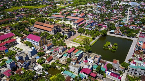 Quần thể nhà thờ đá Phát Diệm gồm nhiều hạng mục khác nhau như: Ao hồ, tượng đài, Phương Đình, Nhà thờ lớn, Nhà kinh nguyện trái tim Chúa, hang đá nhân tạo…. Quần thể nhà thờ đá Phát Diệm gồm nhiều hạng mục khác nhau như: Ao hồ, tượng đài, Phương Đình, Nhà thờ lớn, Nhà kinh nguyện trái tim Chúa, hang đá nhân tạo….