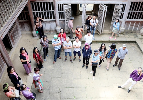 Du khách tham quan khu vực Tiền cung của Di tích Nhà Vương Du khách tham quan khu vực Tiền cung của Di tích Nhà Vương