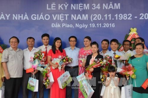 Phó Thủ tướng Vũ Đức Đam tặng quà cho các thầy cô giáo. Ảnh: Anh Dũng/TTXVN
