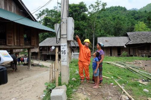Ngành điện hướng dẫn trực tiếp về sử dụng điện an toàn cho người dân tại cột công tơ. Ảnh: Đức Dũng - TTXVN