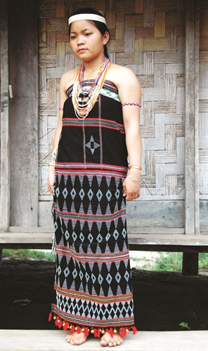 Vòng đeo cổ là vật bất ly thân, góp phần làm đẹp thêm những bộ trang phục truyền thống