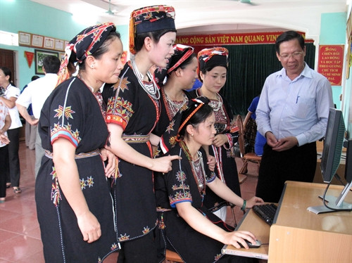 : Hướng dẫn đồng bào dân tộc thiểu số sử dụng Internet để nắm bắt khoa học kỹ thuật vào sản xuất. : Hướng dẫn đồng bào dân tộc thiểu số sử dụng Internet để nắm bắt khoa học kỹ thuật vào sản xuất.