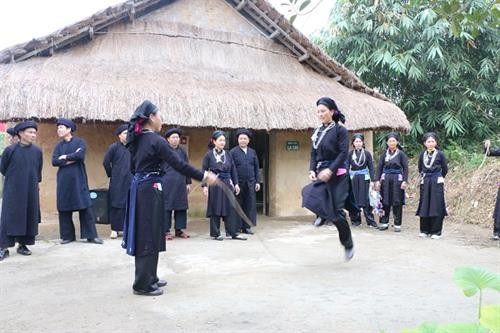 Sôi động trò chơi nhảy dây của người La Chí.