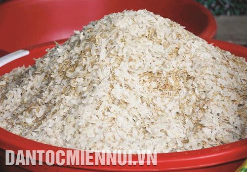 Cốm dẹp là sản vật không thể thiếu trong nghi thức cúng trăng của lễ hội Oóc Om Bóc Cốm dẹp là sản vật không thể thiếu trong nghi thức cúng trăng của lễ hội Oóc Om Bóc