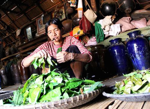 “Nào” - nơi thiêng của nhà Dài, để chiêng, ché quý. “Đor” - nơi hong lúa, bắp. Lễ làm rượu cần đãi khách. Trong không gian nhà Dài người Mạ. Bà Ka Dít với sản vật của núi rừng chuẩn bị đãi khách. Khung nhà Dài làm bằng gỗ, sàn lát tre, mái trong bằng lá mây rừng ngoài lợp tranh. Sinh hoạt hằng ngày của người Mạ bên nhà Dài. Già làng K’Diệp cùng trảy bắp với lũ trẻ trong làng. Bà cháu Giã lúa chày đôi. Bên nếp cửa nhà Dài.