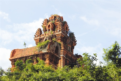 Tháp Bánh Ít tiêu biểu cho nghệ thuật kiến trúc Chăm Pa giai đoạn chuyển từ phong cách Trà Kiệu sang phong cách Bình Định