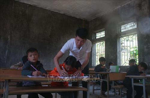Một lớp học của thầy giáo Hoàng Văn Duy tại điểm trường Hò Lù (Trường Tiểu học xã Khánh Xuân, huyện Bảo Lạc. Ảnh: Chu Hiệu - TTXVN Một lớp học của thầy giáo Hoàng Văn Duy tại điểm trường Hò Lù (Trường Tiểu học xã Khánh Xuân, huyện Bảo Lạc. Ảnh: Chu Hiệu - TTXVN