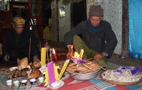 Thầy Tào làm lễ chúc thọ.