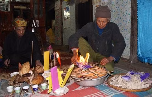 Thầy Tào làm lễ chúc thọ. Thầy Tào làm lễ chúc thọ.