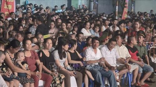 Buổi lễ thu hút đông đảo khán giả đến với thành phố biển Sầm Sơn. Ảnh: Khiếu Tư -TTXVN Buổi lễ thu hút đông đảo khán giả đến với thành phố biển Sầm Sơn. Ảnh: Khiếu Tư -TTXVN