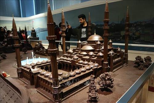 Tác phẩm điêu khắc từ sô cô la được trưng bày tại Bảo tàng sô cô la ở Istanbul, Thổ Nhĩ Kỳ, ngày 30/12/2019. Ảnh: THX/ TTXVN Các bức tượng sô cô la được trưng bày tại Bảo tàng sô cô la ở Istanbul, Thổ Nhĩ Kỳ, ngày 30/12/2019. Ảnh: THX/ TTXVN Du khách tham quan Bảo tàng sô cô la ở Istanbul, Thổ Nhĩ Kỳ, ngày 30/12/2019. Ảnh: THX/ TTXVN Tác phẩm điêu khắc từ sô cô la được trưng bày tại Bảo tàng sô cô la ở Istanbul, Thổ Nhĩ Kỳ, ngày 30/12/2019. Ảnh: THX/ TTXVN Tác phẩm điêu khắc từ sô cô la được trưng bày tại Bảo tàng sô cô la ở Istanbul, Thổ Nhĩ Kỳ, ngày 30/12/2019. Ảnh: THX/ TTXVN Tác phẩm điêu khắc từ sô cô la được trưng bày tại Bảo tàng sô cô la ở Istanbul, Thổ Nhĩ Kỳ, ngày 30/12/2019. Ảnh: THX/ TTXVN Du khách tham quan Bảo tàng sô cô la ở Istanbul, Thổ Nhĩ Kỳ, ngày 30/12/2019. Ảnh: THX/ TTXVN