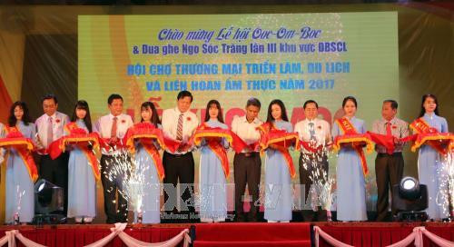 Cắt băng Khai mạc Hội chợ thương mại, triển lãm, du lịch và Liên hoan ẩm thực Sóc Trăng 2017. Ảnh: Trung Hiếu-TTXVN Cắt băng Khai mạc Hội chợ thương mại, triển lãm, du lịch và Liên hoan ẩm thực Sóc Trăng 2017. Ảnh: Trung Hiếu-TTXVN