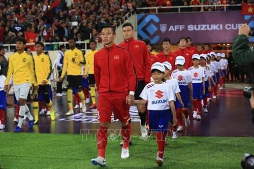 Cổ động viên Việt Nam ngập tràn một màu cờ đỏ sao vàng trên SVĐ Mỹ Đình. Ảnh: Trọng Đạt – TTXVN 4 vạn cổ động viên trên sân Mỹ Đình liên tục "tiếp lửa" để đội tuyển Việt Nam vượt qua thử thách cuối cùng trong hành trình hướng chinh phục chức vô địch AFF Cup 2018. Ảnh: Trọng Đạt – TTXVN Đội hình ra sân của đội tuyển Việt Nam. Ảnh: Trọng Đạt – TTXVN HLV trưởng Park Hang-seo trân trọng đặt tay lên ngực trái tại lễ chào cờ và hát Quốc ca Việt Nam đầu trận đấu. Ảnh: Hoàng Linh – TTXVN Tiền đạo Anh Đức (11) trở lại đội hình xuất phát với thể lực sung mãn, liên tiếp gây khó khăn cho hàng thủ Malaysia với tốc độ, sức tì đè, làm tường tốt và ghi bàn mở tỷ số 1-0 từ phút thứ 6 bằng pha bắt vô lê tuyệt đẹp đưa Việt Nam trở thành vô địch AFF Suzuki Cup 2018. Ảnh: Trọng Đạt – TTXVN Đội tuyển Việt Nam vui mừng với chiếc cúp vô địch. Ảnh: Trọng Đạt - TTXVN Văn Quyết, Anh Đức cùng các cầu thủ giương cao chiếc cúp vô địch AFF Suzuki cup 2018 chạy quanh sân vận động Mỹ Đình, chia vui với người hâm mộ. Ảnh: Trọng Đạt – TTXVN Hậu vệ Đoàn Văn Hậu - nhà tân vô địch AFF Suzuki Cup 2018. Văn Hậu đã có một giải đấu thành công, xứng đáng là trụ cột của đội tuyển bóng đá quốc gia. Ảnh: Trọng Đạt - TTXVN Cổ động viên Việt Nam ngập tràn một màu cờ đỏ sao vàng trên SVĐ Mỹ Đình. Ảnh: Trọng Đạt – TTXVN 4 vạn cổ động viên trên sân Mỹ Đình liên tục "tiếp lửa" để đội tuyển Việt Nam vượt qua thử thách cuối cùng trong hành trình hướng chinh phục chức vô địch AFF Cup 2018. Ảnh: Trọng Đạt – TTXVN Đội hình ra sân của đội tuyển Việt Nam. Ảnh: Trọng Đạt – TTXVN HLV trưởng Park Hang-seo trân trọng đặt tay lên ngực trái tại lễ chào cờ và hát Quốc ca Việt Nam đầu trận đấu. Ảnh: Hoàng Linh – TTXVN Tiền đạo Anh Đức (11) trở lại đội hình xuất phát với thể lực sung mãn, liên tiếp gây khó khăn cho hàng thủ Malaysia với tốc độ, sức tì đè, làm tường tốt và ghi bàn mở tỷ số 1-0 từ phút thứ 6 bằng pha bắt vô lê tuyệt đẹp đưa Việt Nam trở thành vô địch AFF Suzuki Cup 2018. Ảnh: Trọng Đạt – TTXVN Đội tuyển Việt Nam vui mừng với chiếc cúp vô địch. Ảnh: Trọng Đạt - TTXVN Văn Quyết, Anh Đức cùng các cầu thủ giương cao chiếc cúp vô địch AFF Suzuki cup 2018 chạy quanh sân vận động Mỹ Đình, chia vui với người hâm mộ. Ảnh: Trọng Đạt – TTXVN Hậu vệ Đoàn Văn Hậu - nhà tân vô địch AFF Suzuki Cup 2018. Văn Hậu đã có một giải đấu thành công, xứng đáng là trụ cột của đội tuyển bóng đá quốc gia. Ảnh: Trọng Đạt - TTXVN