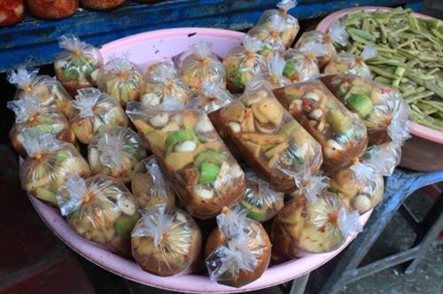 Nitrosamin có trong những thực phẩm ướp muối, hay ngâm muối như cá muối, trong dưa cà khú hỏng là chất gây ung thư thực nghiệm trên động vật. Nitrosamin có trong những thực phẩm ướp muối, hay ngâm muối như cá muối, trong dưa cà khú hỏng là chất gây ung thư thực nghiệm trên động vật.