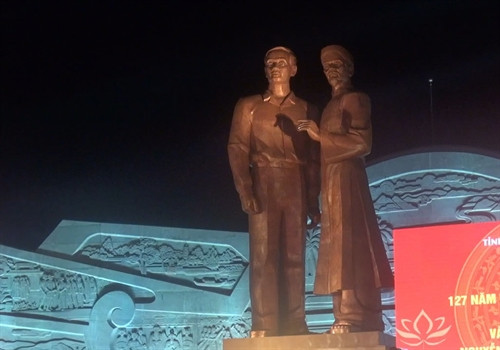 Tượng đài Nguyễn Sinh Sắc – Nguyễn Tất Thành. Ảnh: Quốc Dũng – TTXVN Tượng đài Nguyễn Sinh Sắc – Nguyễn Tất Thành. Ảnh: Quốc Dũng – TTXVN