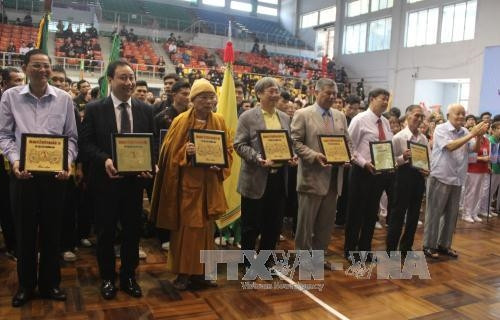 Trao kỷ niệm chương cho các đơn vị tham dự. Ảnh: Xuân Dự - TTXVN