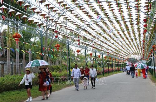 “Con đường nón lá” xác lập kỷ lục Guiness Việt Nam có chiều dài 400 mét, cao 7 mét, rộng 8 mét, sử dụng 19.500 kg sắt, treo 7.200 nón lá với 450 ngày công. Ảnh: Chương Đài – TTXVN “Con đường nón lá” xác lập kỷ lục Guiness Việt Nam có chiều dài 400 mét, cao 7 mét, rộng 8 mét, sử dụng 19.500 kg sắt, treo 7.200 nón lá với 450 ngày công. Ảnh: Chương Đài – TTXVN