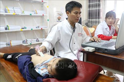 Khám sàng lọc bệnh tim mạch miễn phí cho trẻ em trên địa bàn tỉnh Hà Tĩnh. Ảnh: Hoàng Ngà - TTXVN Khám sàng lọc bệnh tim mạch miễn phí cho trẻ em trên địa bàn tỉnh Hà Tĩnh. Ảnh: Hoàng Ngà - TTXVN