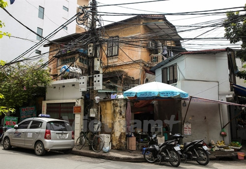 Ngôi biệt thự cổ hơn 100 năm tuổi ở 47 phố Trần Quốc Toản (Hoàn Kiếm, Hà Nội) thì lại rơi vào tình trạng nghiêng ngả đến 15 độ. (Ảnh: Minh Sơn/Vietnam+)