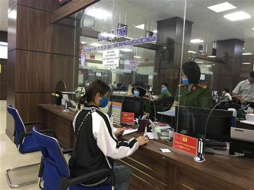 Từ khi Trung tâm Phục vụ hành chính công tỉnh Yên Bái đi vào hoạt động, chưa xảy ra tình trạng người dân có ý kiến phản ánh, kiến nghị. Ảnh: Việt Dũng - TTXVN Từ khi Trung tâm Phục vụ hành chính công tỉnh Yên Bái đi vào hoạt động, chưa xảy ra tình trạng người dân có ý kiến phản ánh, kiến nghị. Ảnh: Việt Dũng - TTXVN