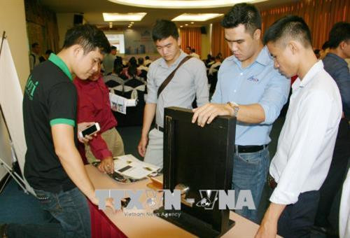 Giới thiệu nguyên lý hoạt động của Khóa thông minh Gtek Lock (ATOVI), dự án đạt giải trong Cuộc thi IoT Startup năm 2016. Ảnh: Tiến Lực – TTXVN