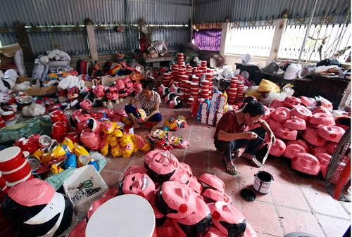 Mặt nạ được những nghệ nhân tỉ mẩn vẽ mô phỏng lại các nhân vật dân gian. Ảnh: Phạm Kiên - TTXVN Mặt nạ được những nghệ nhân tỉ mẩn vẽ mô phỏng lại các nhân vật dân gian. Ảnh: Phạm Kiên - TTXVN Trống Trung thu sau khi được chế tác tạo thành khuôn sẽ được các nghệ nhân sơn trang trí. Ảnh: Phạm Kiên - TTXVN Nghệ nhân vẽ trang trí mặt nạ. Ảnh: Phạm Kiên - TTXVN Mặt nạ được những nghệ nhân tỉ mẩn vẽ mô phỏng lại các nhân vật dân gian. Ảnh: Phạm Kiên - TTXVN Mặt nạ được những nghệ nhân tỉ mẩn vẽ mô phỏng lại các nhân vật dân gian. Ảnh: Phạm Kiên - TTXVN Trống Trung thu sau khi được chế tác tạo thành khuôn sẽ được các nghệ nhân sơn trang trí. Ảnh: Phạm Kiên - TTXVN Nghệ nhân vẽ trang trí mặt nạ. Ảnh: Phạm Kiên - TTXVN