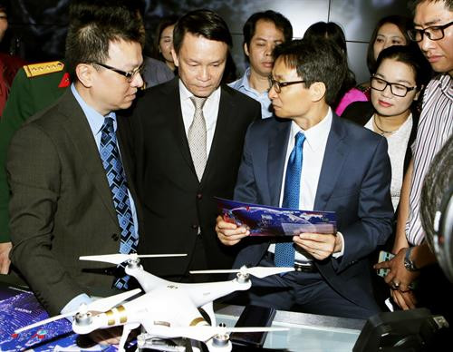 Phó Thủ tướng Vũ Đức Đam tham quan gian trưng bày các ấn phẩm báo chí của Thông tấn xã Việt Nam. Ảnh: Nguyễn Dân -TTXVN Phó Thủ tướng Vũ Đức Đam tham quan gian trưng bày các ấn phẩm báo chí của Thông tấn xã Việt Nam. Ảnh: Nguyễn Dân -TTXVN