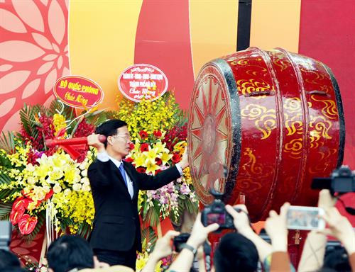 Đồng chí Võ Văn Thưởng, Uỷ viên Bộ Chính trị, Bí thư Trung ương Đảng, Trưởng Ban Tuyên giáo Trung ương đánh trống khai mạc. Ảnh: Nguyễn Dân -TTXVN Đồng chí Võ Văn Thưởng, Uỷ viên Bộ Chính trị, Bí thư Trung ương Đảng, Trưởng Ban Tuyên giáo Trung ương đánh trống khai mạc. Ảnh: Nguyễn Dân -TTXVN