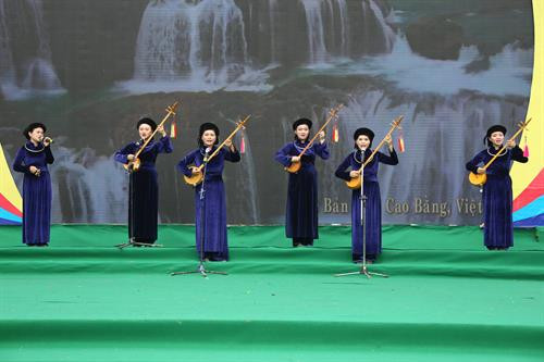 Tốp nữ trình bày bài hát: Ánh trăng Bản Giốc