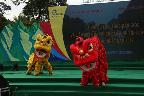 Biểu diễn múa lân