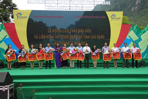 Trao cờ thi đua cho các đơn vị tham gia liên hoan đàn then, đàn tính trong buổi lễ.