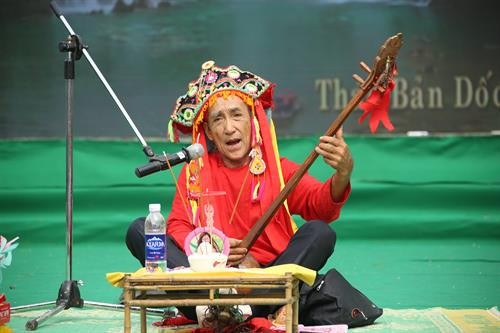 Nghệ nhân Hoàng Xuân Hiệu biểu diễn trích đoạn then cổ "Lễ mừng thọ"