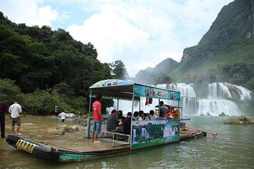 Du khách Việt Nam chuẩn bị du ngoạn trên thuyền để ngắm thác Bản Giốc
