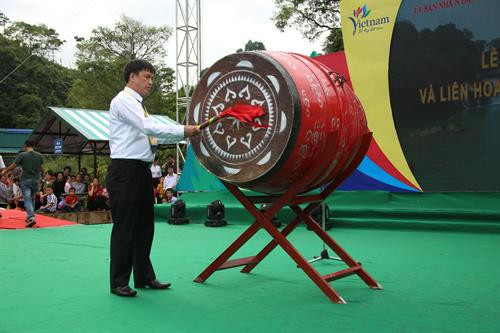 Chủ tịch huyện Trùng Khánh Nguyễn Thành Hải đánh trống khai mạc Lễ hội thác Bản Giốc năm 2017