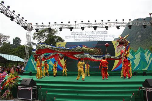 Các nghệ sỹ đang biểu diễn múa rồng