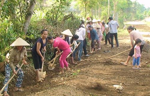 Nhân dân xã Đồng Lương,huyện Lang Chánh tham gia xây dựng đường giao thông Nông thôn. Ảnh : langchanh.thanhhoa.gov.vn