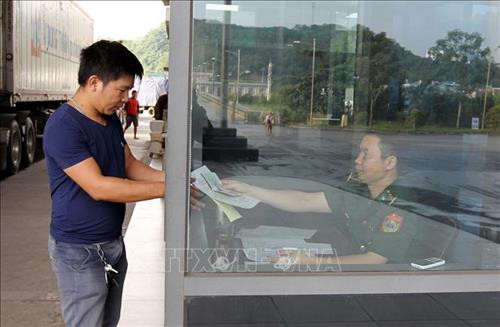 Làm thủ tục thông quan tại Cửa khẩu Quốc tế đường bộ số II Kim Thành (Lào Cai). Ảnh: Quốc Khánh - TTXVN Làm thủ tục thông quan tại Cửa khẩu Quốc tế đường bộ số II Kim Thành (Lào Cai). Ảnh: Quốc Khánh - TTXVN
