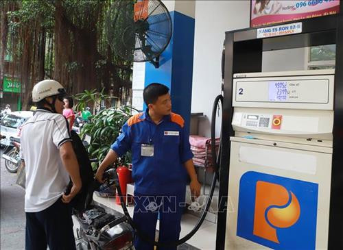 Khách hàng đổ xăng tại Cửa hàng xăng dầu số 4, số 9 Trần Hưng Đạo, Hà Nội chiều 6/10/2018. Ảnh: Hoàng Hùng - TTXVN