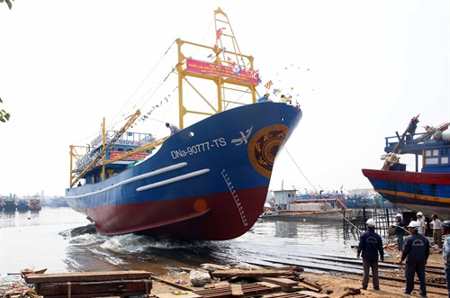 Hạ thủy tàu cá vỏ thép tại Âu thuyền Thọ Quang Đà Nẵng.